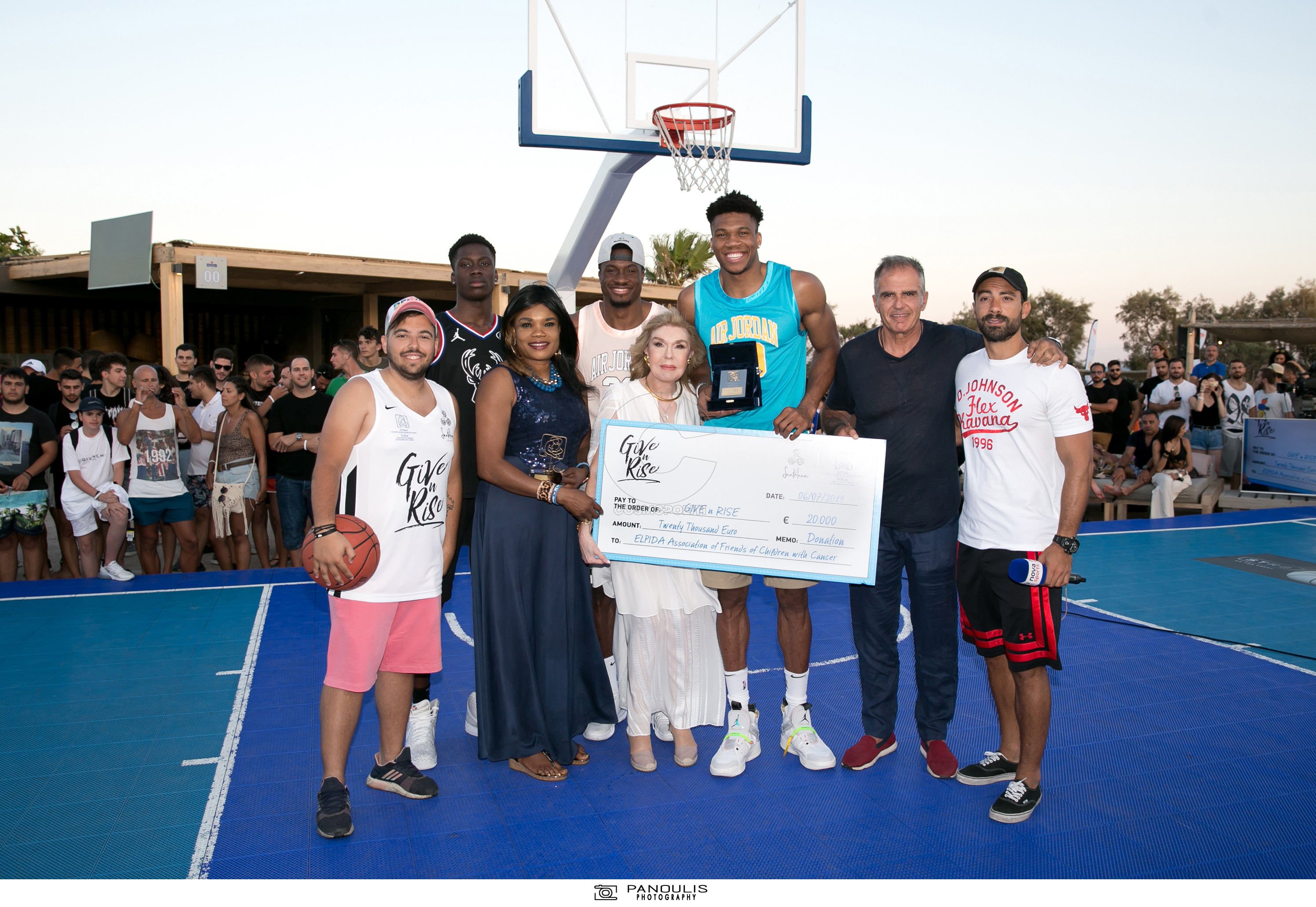 Ο Γιάννης Αντετοκούνμπο στο πλευρό των παιδιών της «ΕΛΠΙΔΑΣ»