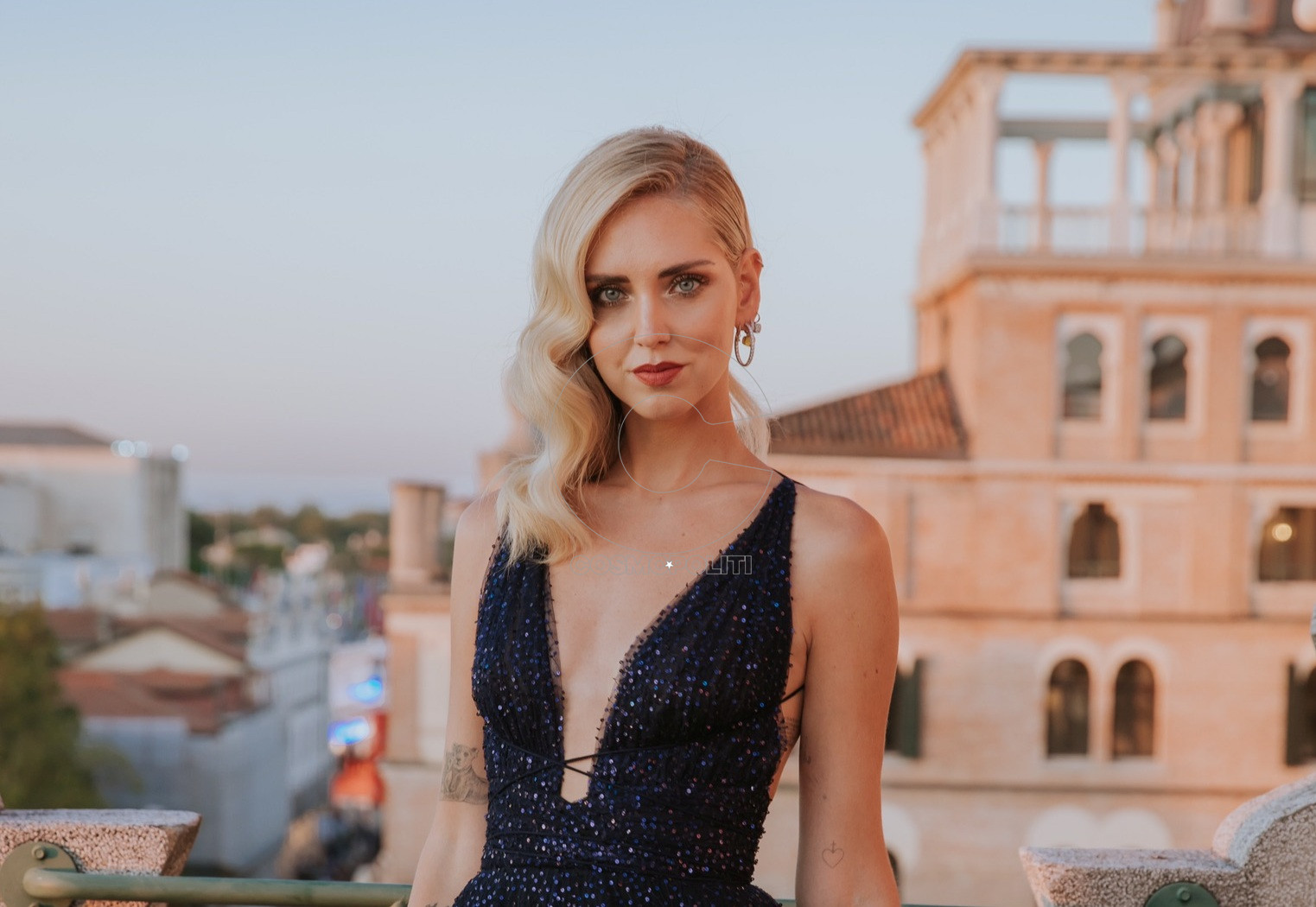 Chiara Ferragni: λαμπερή με μακιγιάζ Lancôme στο Φεστιβάλ Βενετίας