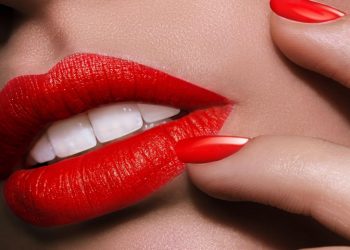 Πώς θα κρατήσει περισσότερο το κραγιόν σας;