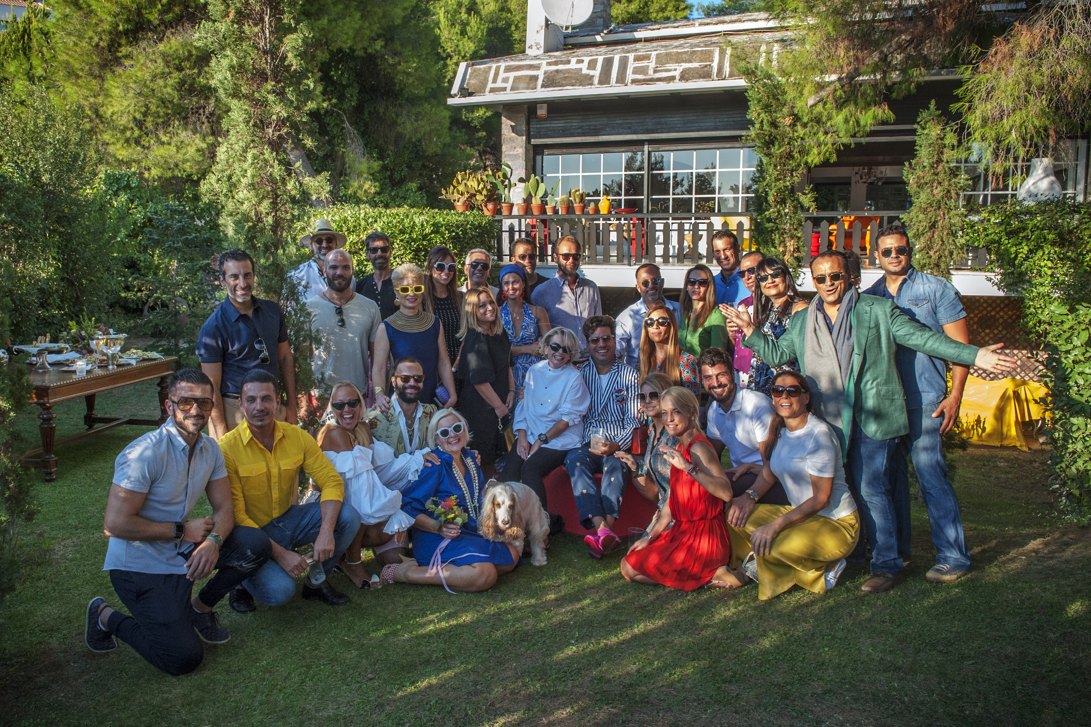 Γεώργιος Καράμπελας & Μαρίνα Κουταρέλλη: garden party με φίλους στο σπίτι τους