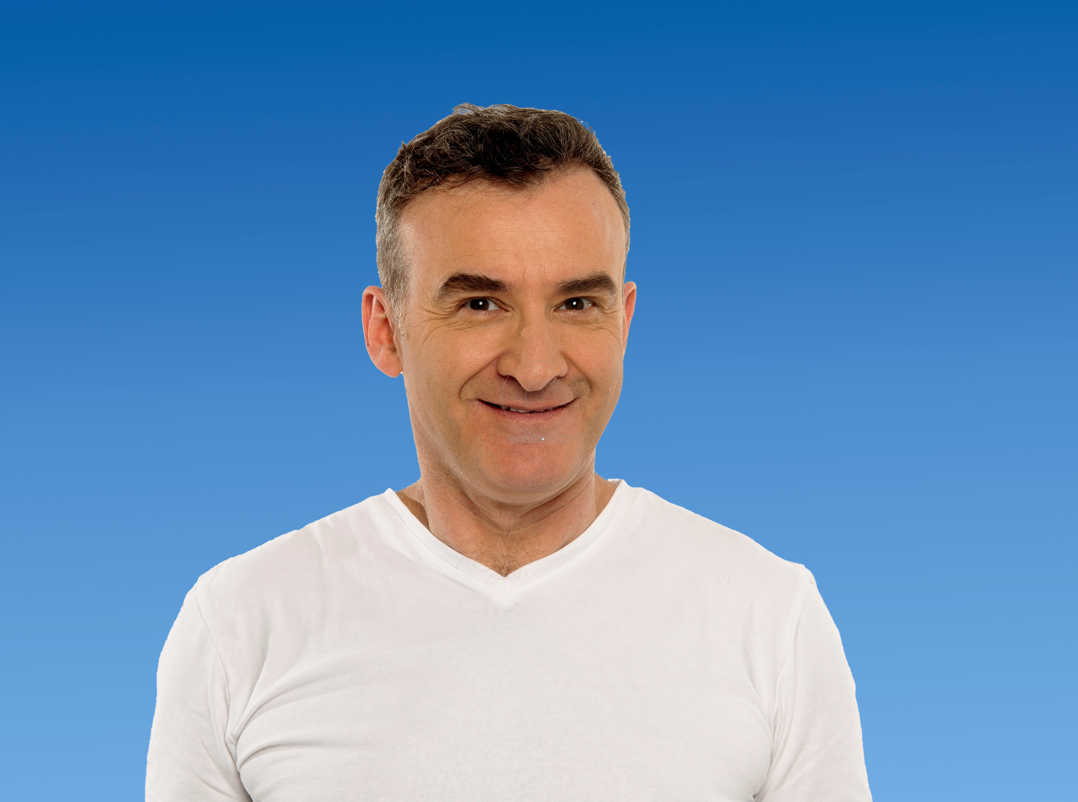 Ο Νίκος Ορφανός από το Α ως το Ω: “Ωραία ζωή είναι να αγαπάς και να σ΄αγαπούν, όχι μίσος κι έχθρα”