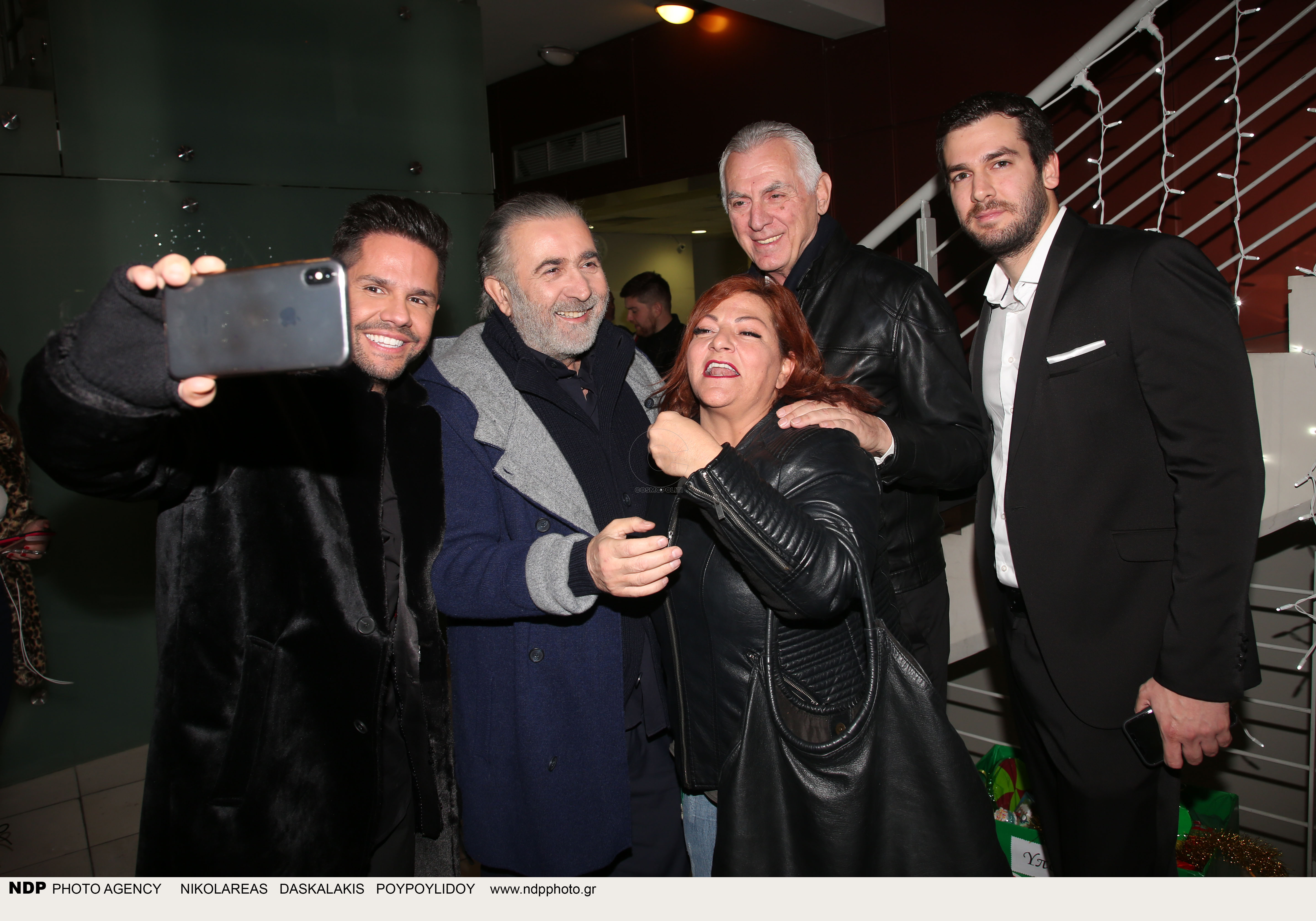 O δήμος Περιστερίου άναψε το Χριστουγεννιάτικο δέντρο