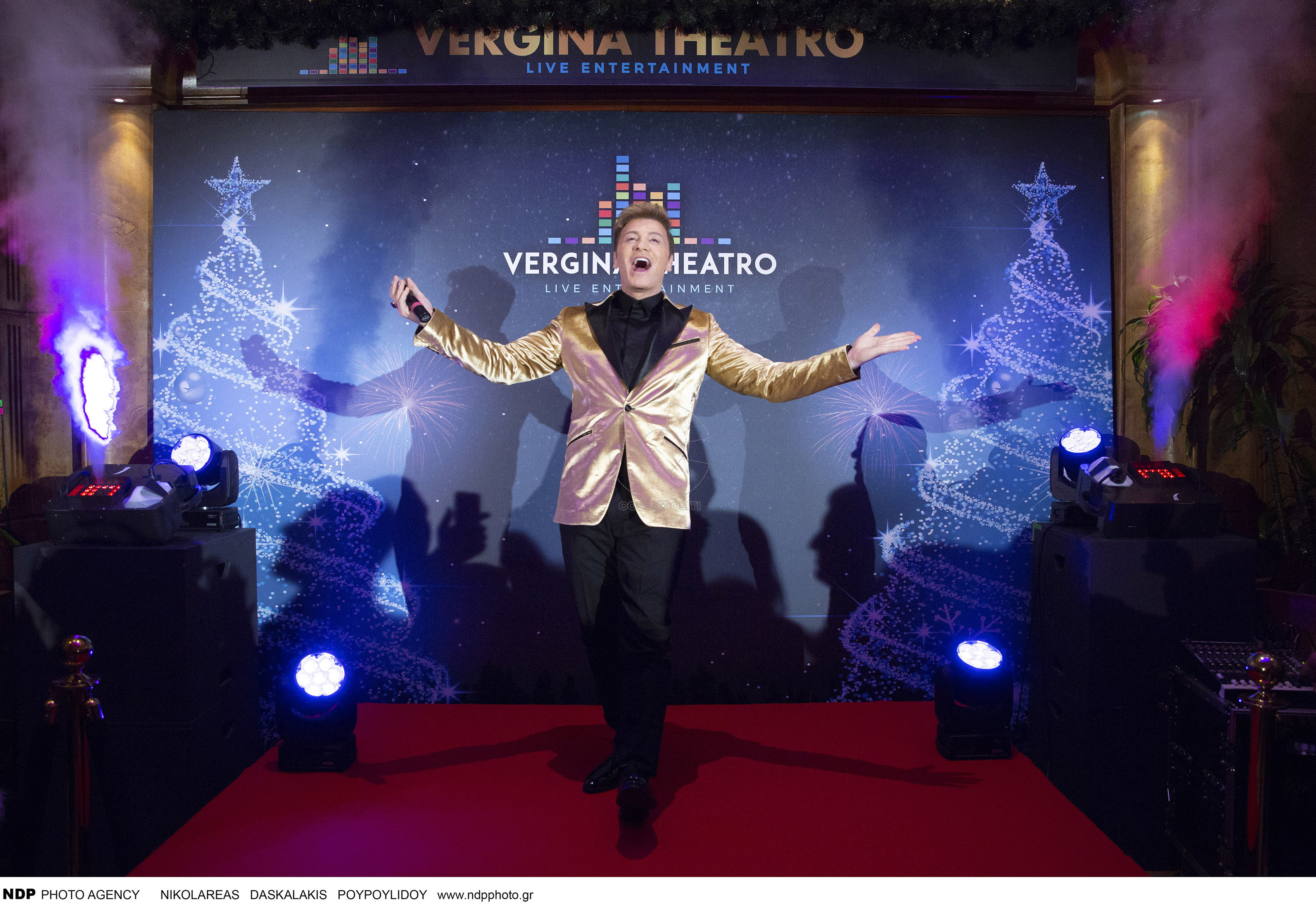 Ο λαμπερός Τάκης Ζαχαράτος άναψε το Χριστουγεννιάτικο δέντρο του Vergina Theatro