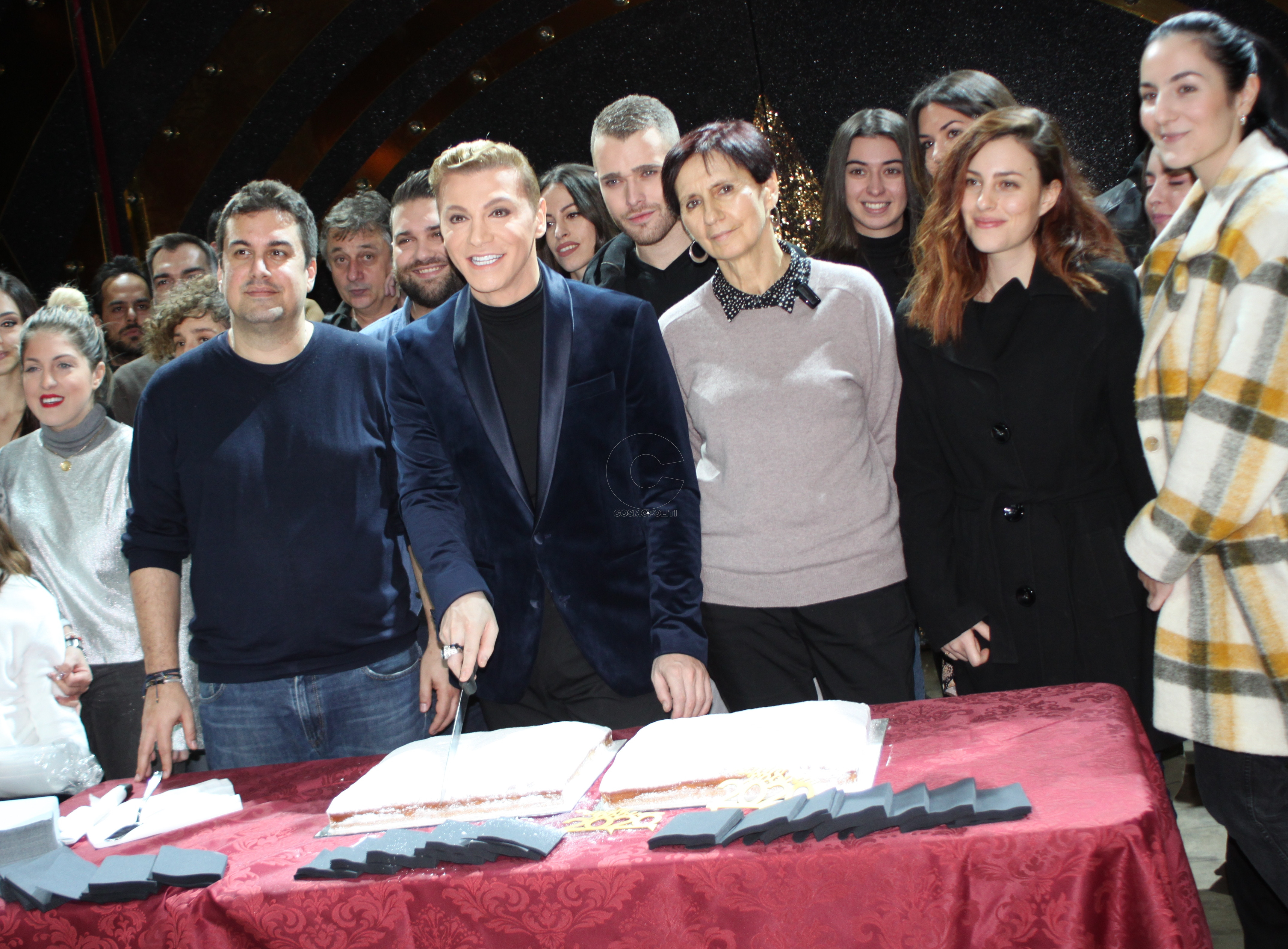 Zω για σένα: O Tάκης Ζαχαράτος έκοψε την πίτα για το 2020 στο Παλλάς