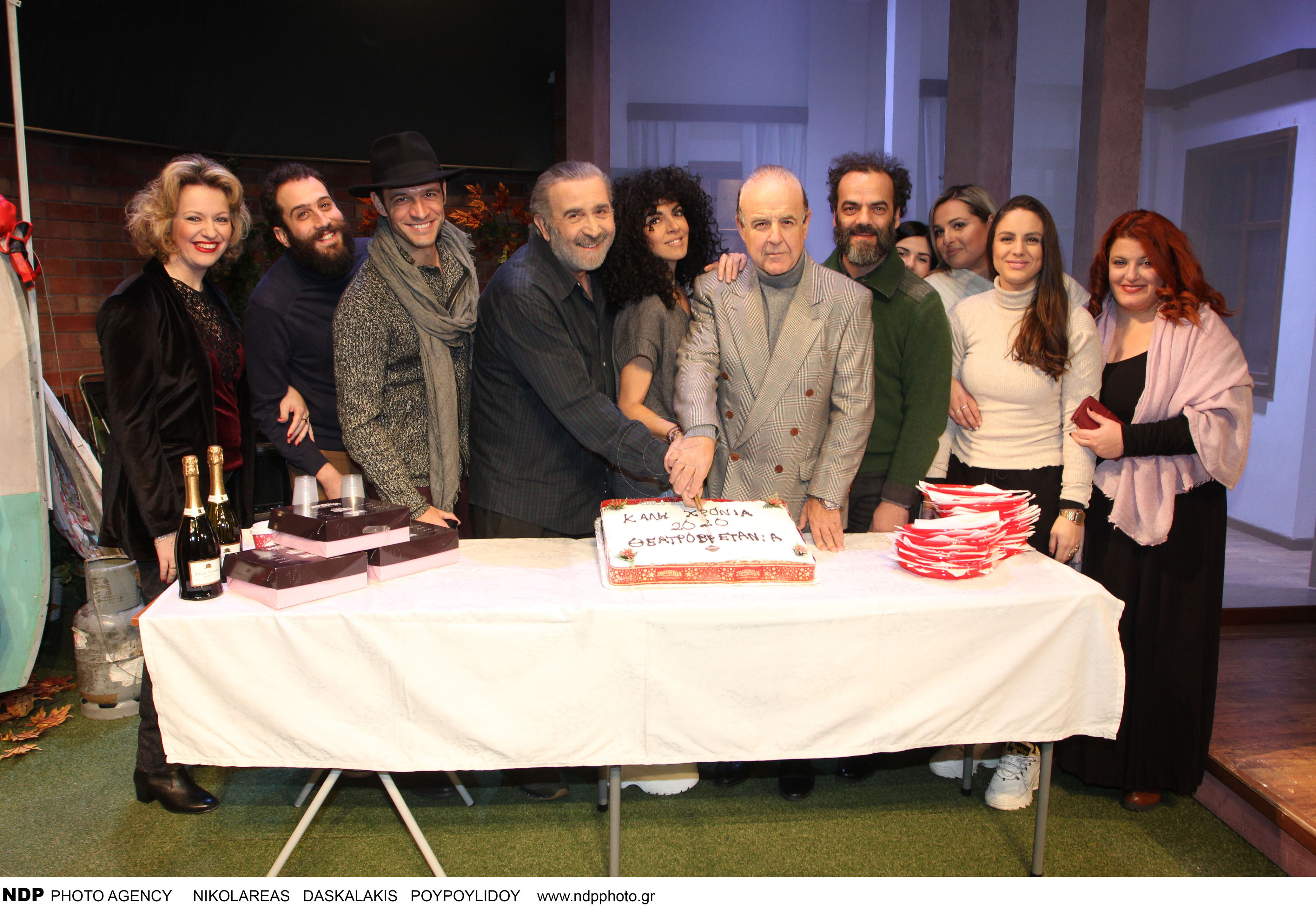 Βρε καλώς τους: κοπή πίτας για τη νέα χρονιά στο θέατρο Βρετάνια