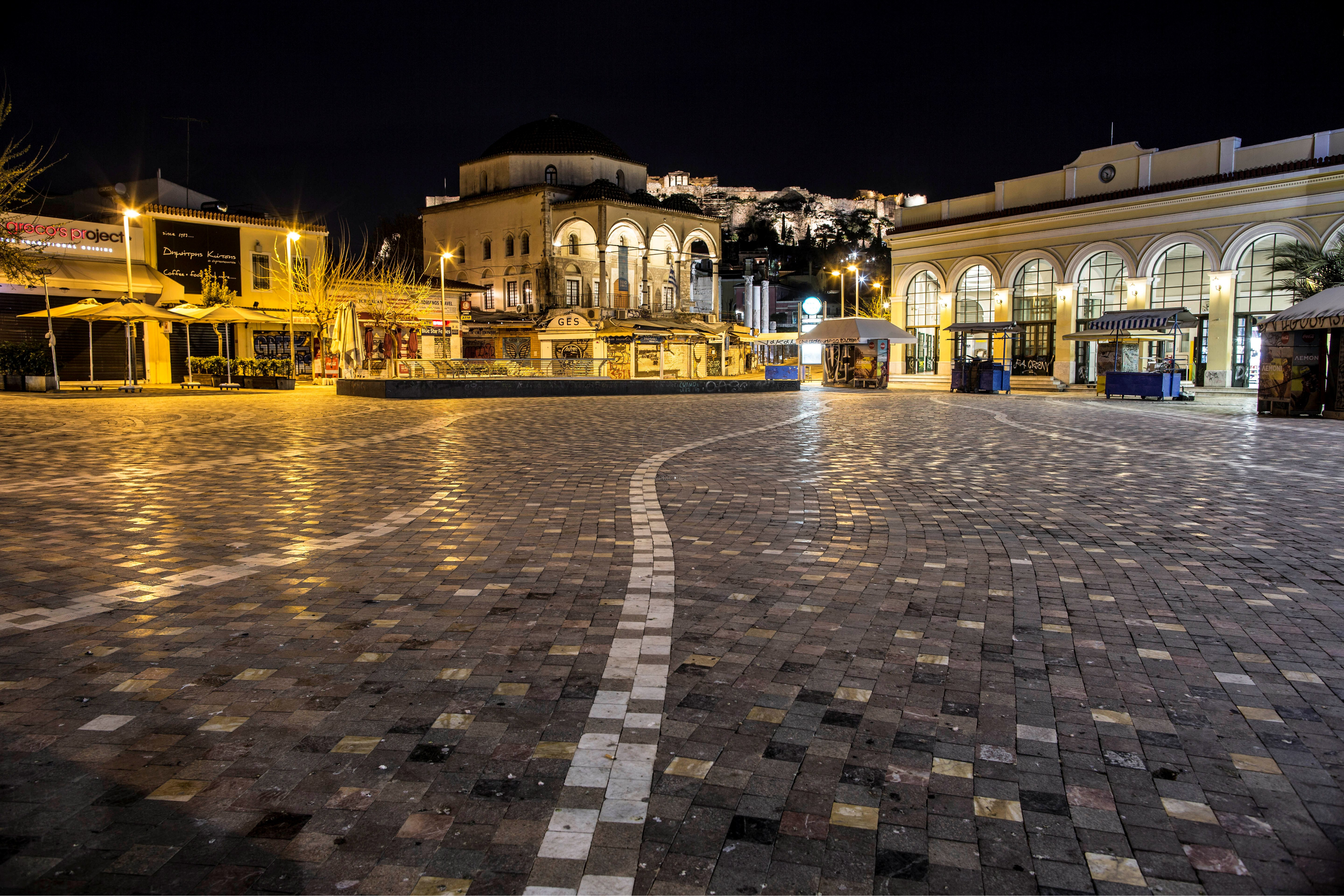 Η Αθήνα τη νύχτα… άδεια!