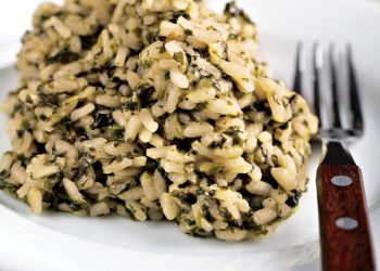 Συνταγή: Σπανακόρυζο με καστανό ρύζι