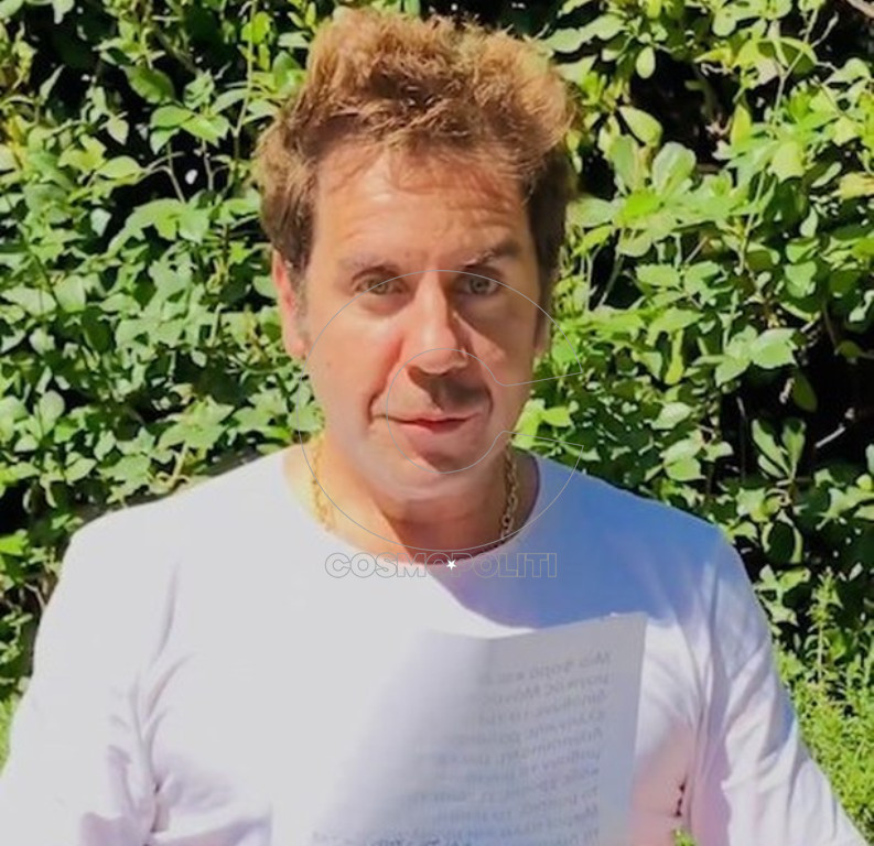 Ο Γιώργος Μαζωνάκης ερμηνεύει “Ο χορός των μπιζελιών”