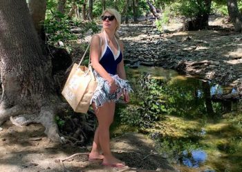 Η Ελένη Μενεγάκη στο νησί, στα δροσερά πλατάνια