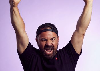 Ο Βασίλης Καλλίδης στήνει την κουζίνα του δίπλα στην πισίνα του SOMEWHERE