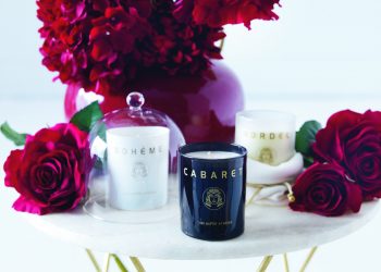 Οι συνδυασμοί αιθέριων ελαίων εμφιαλώνονται σε ένα μπουκάλι