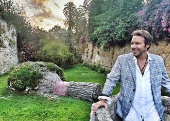 Στράτος Τζώρτζογλου: “Φοράω μάσκα χαμόγελου, καμία άλλη”