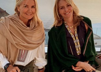 Μαρέβα και Τζένη στη Σαντορίνη