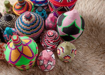 Το A Magic Cabinet φέρνει για πρώτη φορά στην Ελλάδα τα αυθεντικά πολύχρωμα πλεκτά καλάθια του Μαρόκου