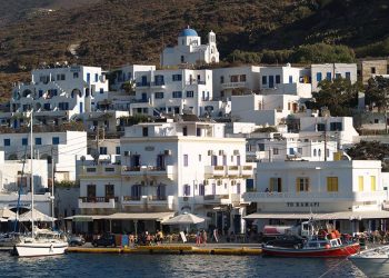 Απέραντο γαλάζιο και λευκά χωριά στην ανέγγιχτη Αμοργό