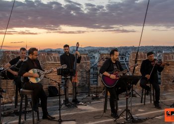 0 Κώστας Μακεδόνας τραγουδά από το Λευκό Πύργο