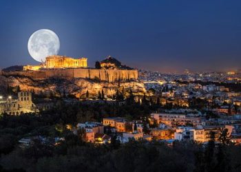 Μια νύχτα με Πανσέληνο: Περίπατος στην Πλάκα