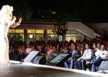 Τάκης Ζαχαράτος: Νίκος Χαρδαλιάς, φίλοι και τολμηρές μιμήσεις στην πρεμιέρα @Θέατρο Άλσος