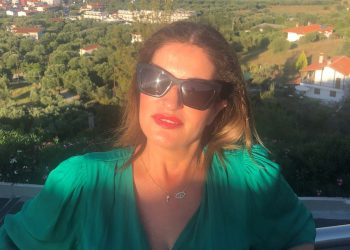 H Πόπη Καρύδα απαντά σε 10 + 1 ερωτήσεις: ” Να ζεις τη στιγμή”