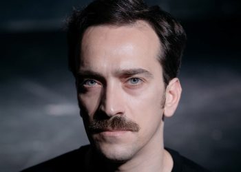 O Δημήτρης Σαμόλης από το Α ως το Ω: “Θέλω να ζω στο τώρα με ό,τι αυτό συνεπάγεται”