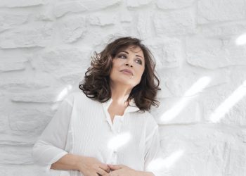 Mεταμφίεση: Η Χάρις Αλεξίου στο Μικρό Παλλάς