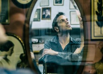 Μάνος Καρατζογιάννης: “Φοράω μάσκα χάρτινη, σαν το φεγγαράκι και τη φετινή ψεύτικη ακρογιαλιά…”