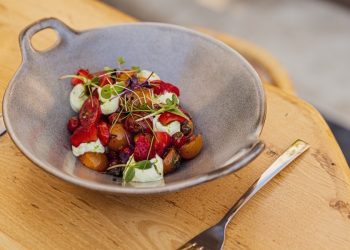 Σπέτσες: «Εξωτική» άφιξη στο Παλιό Λιμάνι