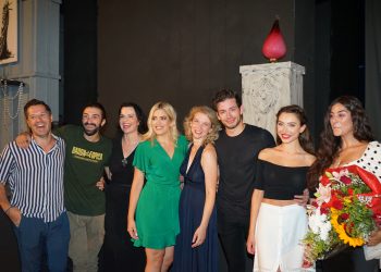 Διάλεξε: Πρεμιέρα για την ευφυή φαρσοκωμωδία στο θερινό θέατρο Λαμπέτη