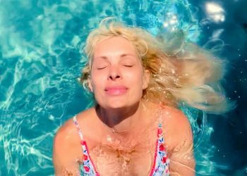 Ελένη Μενεγάκη: Κυριακάτικες πρωινές βουτιές