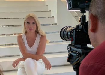 H Eλένη Μενεγάκη ξανά μπροστά από τις κάμερες