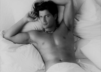 Στο κρεβάτι με τον Σάκη Ρουβά