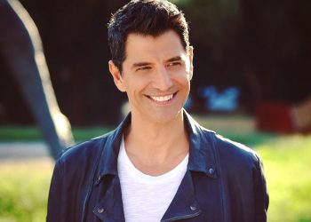 Ο Σάκης Ρουβάς τραγουδάει στα καντούνια της Κέρκυρας