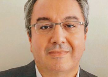 Ηλίας Μόσιαλος: ” Αναστολή μελέτης για το εμβόλιο της Οξφόρδης”