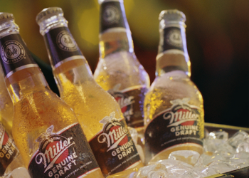 Όμορφες στιγμές στο σπίτι, παρέα με μια Miller Genuine Draft!