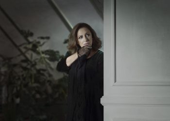 «Μεταμφίεση» με την Χάρις Αλεξίου στο Μικρό Παλλάς