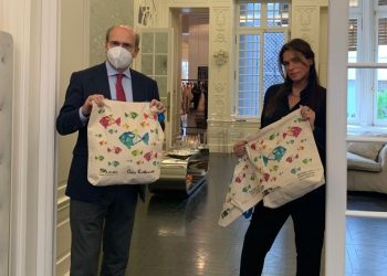 Πάνινη τσάντα της Celia Kritharioti σε 3.5 εκατομμύρια σπίτια σε όλη την Ελλάδα