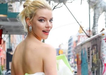 Η «Queen’s Gambit» Anya Taylor- Joy με εντυπωσιακό φόρεμα Celia Kritharioti