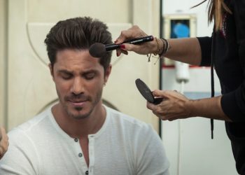 Νίκος Οικονομόπουλος: Backstage στο νέο video clip «Εμένα Να Ακούς»