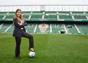 H μοναδική γυναίκα που κάνει… κουμάντο σε ποδοσφαιρική ομάδα!