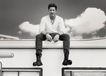 Εμένα να ακούς: Νέο τραγούδι και video clip από τον Νίκο Οικονομόπουλο