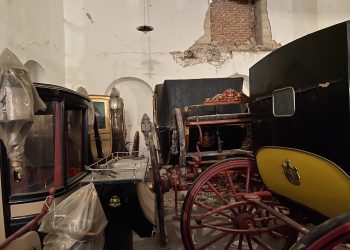 Ανάκτορα: Βασιλικές άμαξες, έπιπλα εποχής, έργα τέχνης και αντικείμενα αξίας στο Τατόι