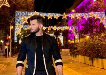 Μάνος Τάκος – «Είναι Χριστούγεννα»: Νέο video clip στη στολισμένη Αθήνα!