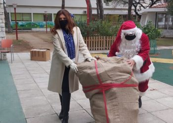 Η Μιμή Ντενίση και ο Άγιος Βασίλης της Νάξου προσφέρουν αγάπη στο Νηπιοτροφείο Καλλιθέας