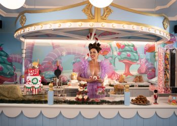 Κατερίνα Στικούδη: Backstage φωτογραφίες από το νέο χριστουγεννιάτικο βίντεο κλιπ της