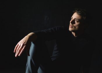 Ο Νίκος Μίχας από το Α ως το Ω: “Η ελεύθερη σκέψη δίνει ζωή”