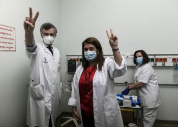 Εμβόλιο: Επιστήμονες και ειδικοί ακυρώνουν τους συνωμοσιολόγους και τα fake news