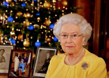 Πόσα ρούχα αλλάζει η βασίλισσα Ελισάβετ την ημέρα των Χριστουγέννων;