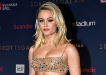 Η κορυφαία Σουηδή pop star Zara Larsson με δημιουργίες Celia Kritharioti