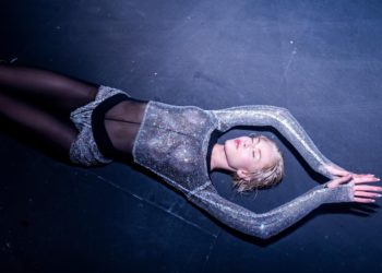 Με δημιουργίες Celia Kritharioti η Έλενα Τσαγκρινού στο video για την Eurovision