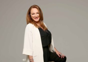 Η Ρένια Λουιζίδου από το Α ως το Ω: “Κοιτάμε το παρελθόν ή το μέλλον και δεν βλέπουμε το παρόν”